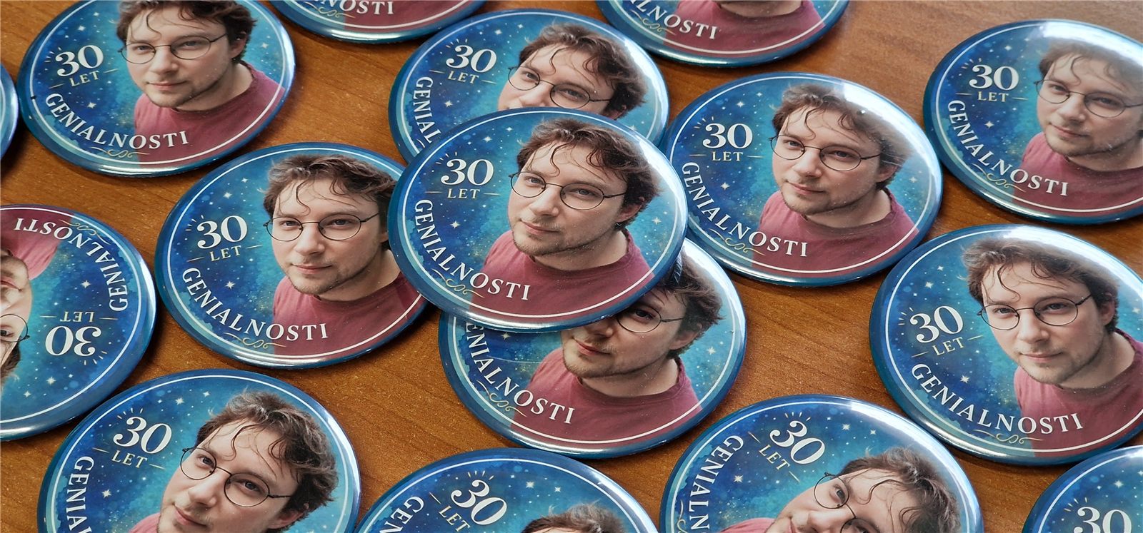 Primer personaliziranih brošk za 30 let