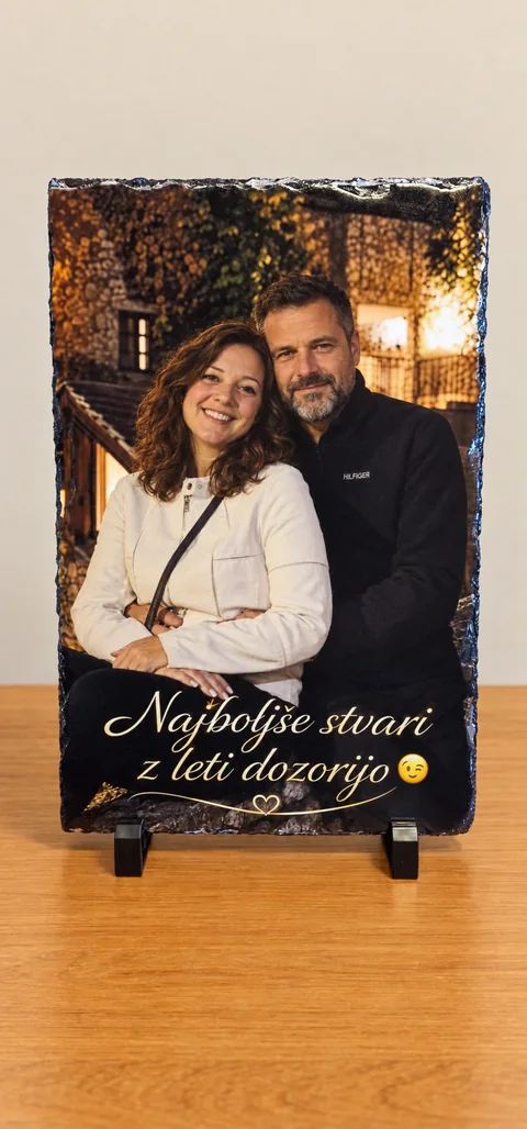Predstavitveni primer foto plošče z motivom para in napisom za obletnico; obraza sta zamenjana.